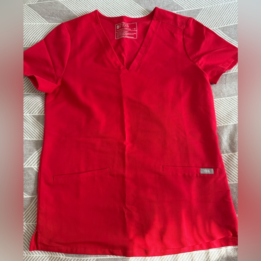 Figs Casma scrub top in Pop Red. size XS